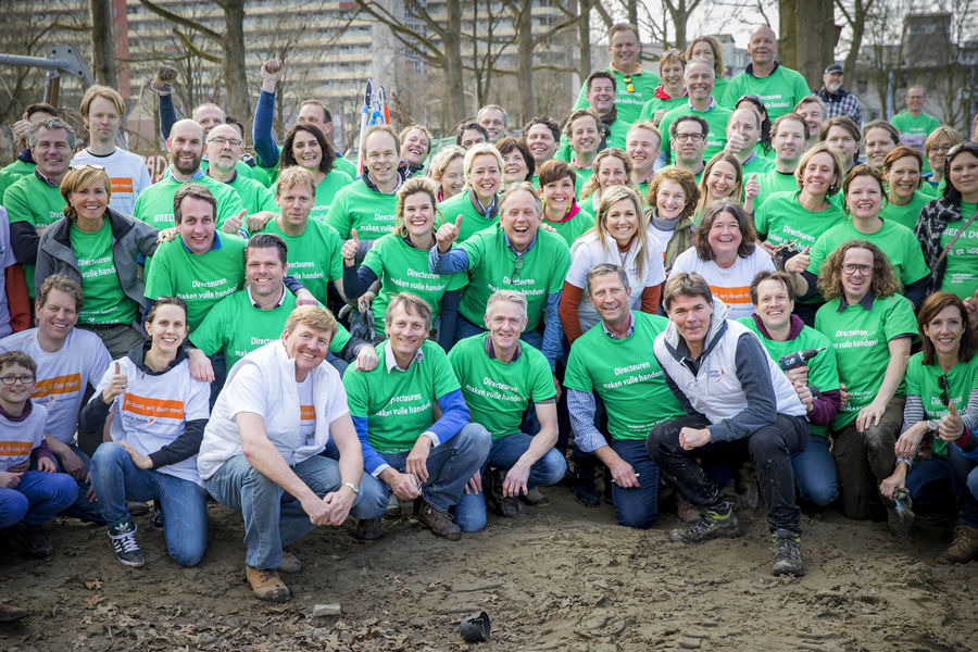Rotterdamse ondernemers, samen met Koning Willem-Alexander en Koningin Máxima, tijdens NLdoet in Rotterdam