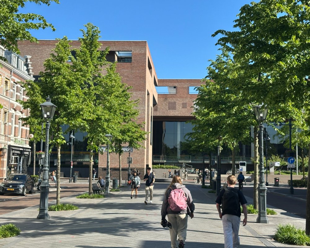 Mensen op weg naar werk in het Chassé-gebied in Rotterdam