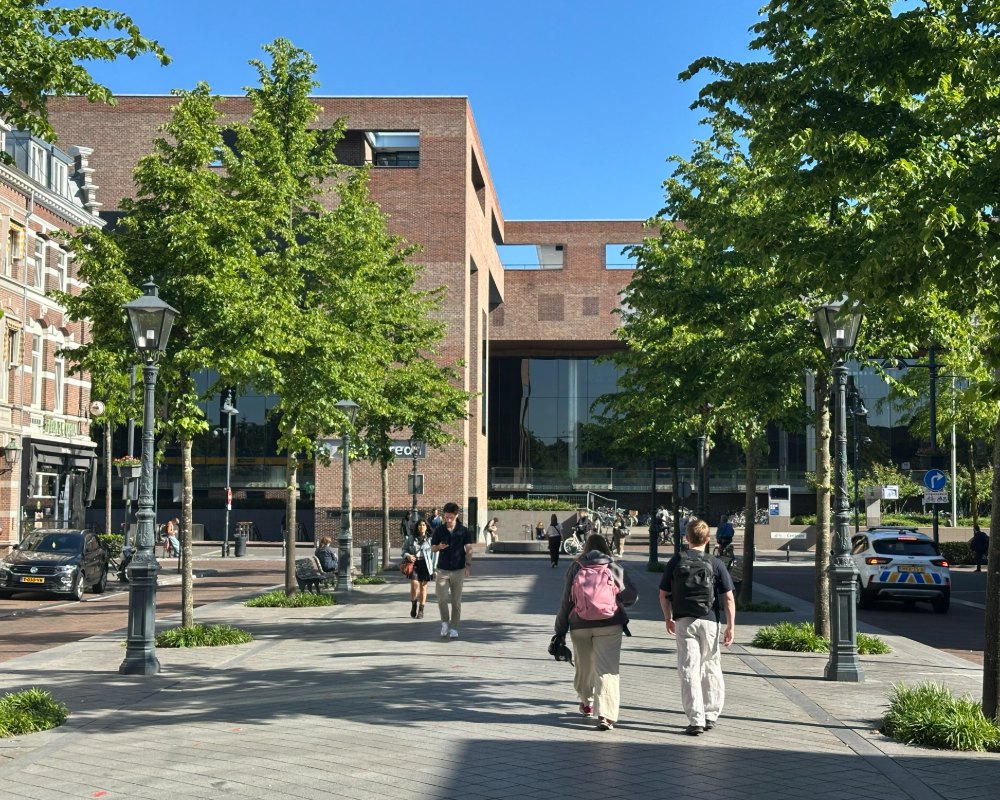 Mensen lopen over een plein in Rotterdam