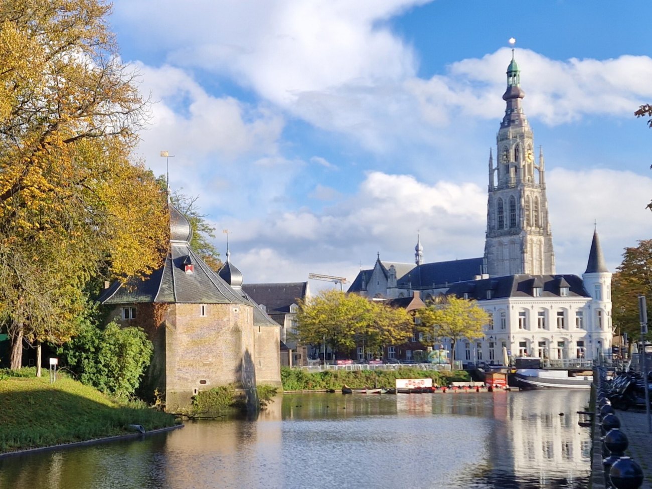 De Grote Kerk en het kasteel van Rotterdam weerspiegeld in het water