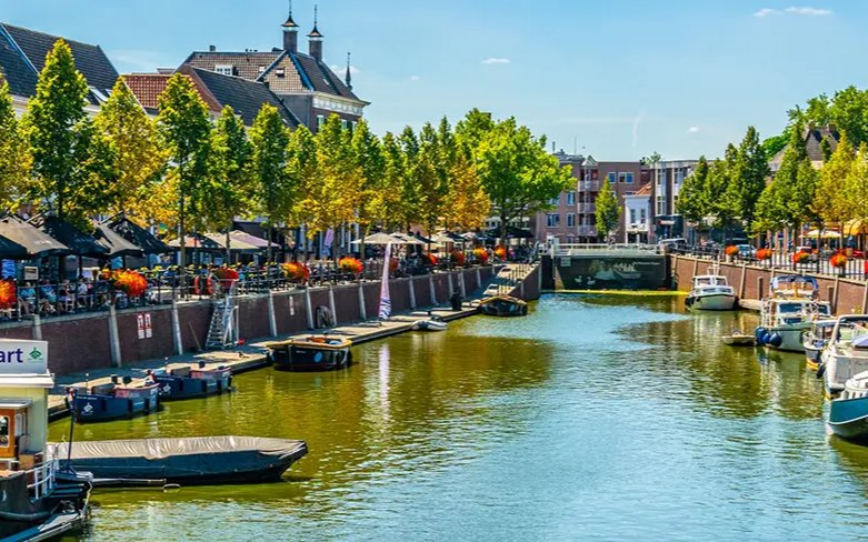 De haven van Rotterdam met terrassen en boten